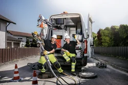 Kranarbeiten für Betonteile auf Baustelle in Dingolfing